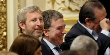 DYN606, BUENOS AIRES 24/08/17, EL MINISTRO DEL INTERIOR ROGELIO FRIGERIO Y EL MINISTRO DE ECONOMIA, NICOLAS DUJOVNE, DURANTE LA TOMA DE JURAMENTO AL NUEVO TITULAR DEL PLAN BELGRANO, CARLOS VIGNOLO, ESTE MEDIODIA EN EL SALON BLANCO DE LA CASA DE GOBIERNO\u002E \r\nFOTO\u002EDYN/PABLO AHARONIAN\u002E ciudad de buenos aires rogelio frigerio nicolas dujovne ceremonia asuncion nuevo titular del plan belgrano