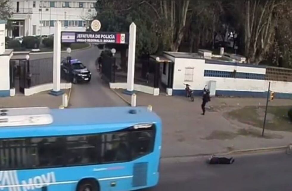 ¡De milagro! Cayó cuando bajaba del colectivo y se salvó de ser arrollado