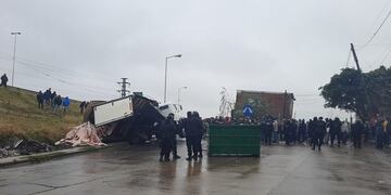 Tensión entre la policía y vecinos tras el vuelco de un camión con carne en el Acceso Sur\u002E (@everarnoldo)