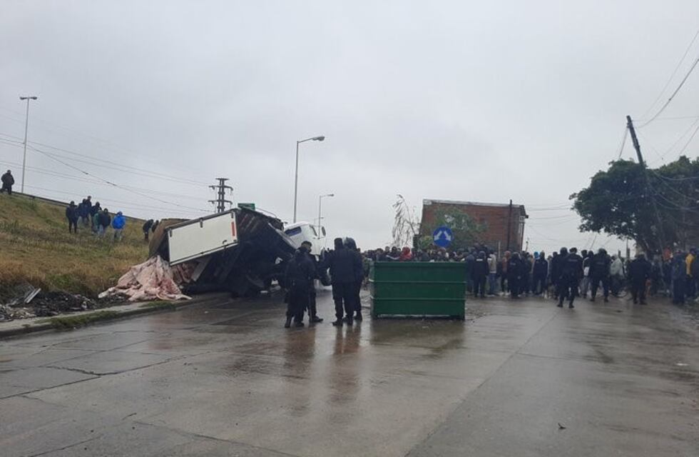 Disparos y piedrazos en intento de saqueo de camión con carne en Acceso Sur