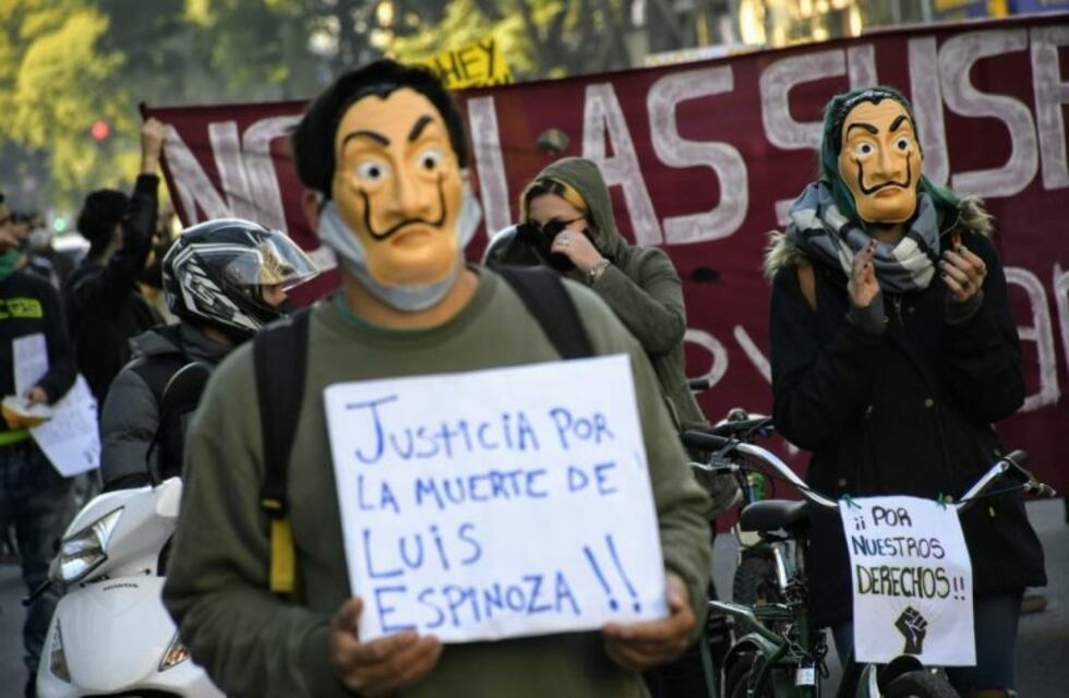 Precarizados en cuarentena: masiva movilización en avenida Pellegrini