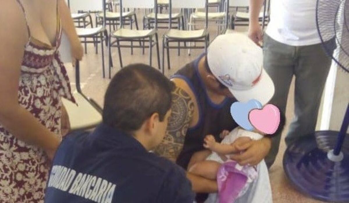 Policía le salva la vida a una bebé con maniobras de RCP\u002E (Web)\u002E