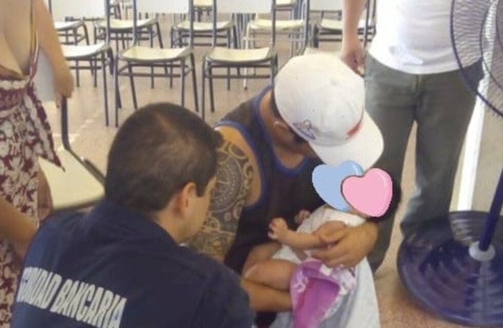 Policía le salva la vida a una bebé con maniobras de RCP