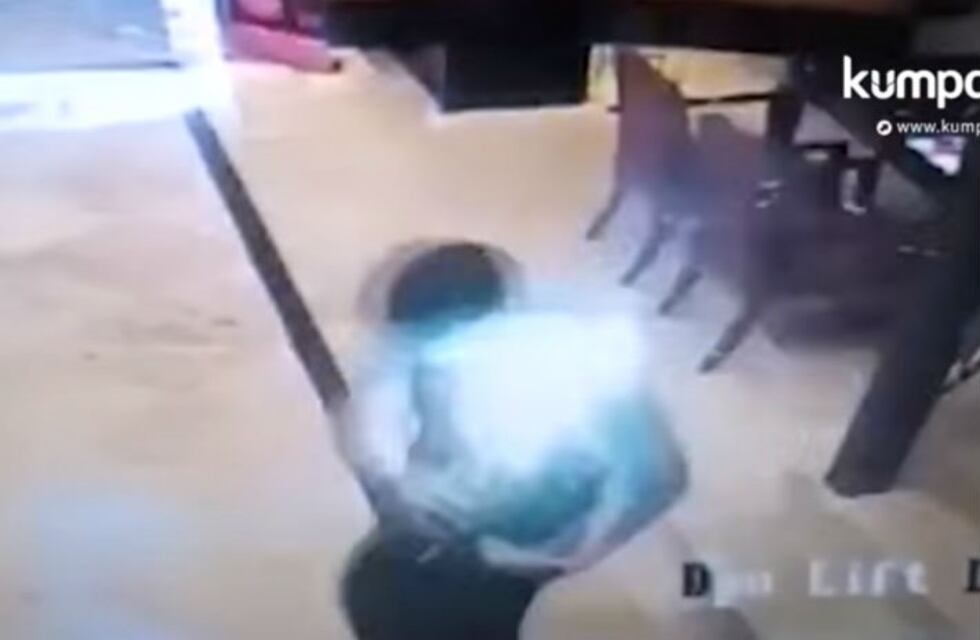 El desesperante momento en que un teléfono explota en el bolsillo de un hombre