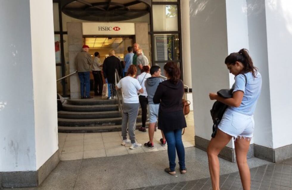 Largas colas en bancos y supermercados con góndolas vacías en Mendoza