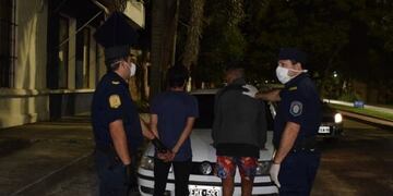 Personas detenidas en Gualeguaychú por incumplir la cuarentena\nCrédito: PER
