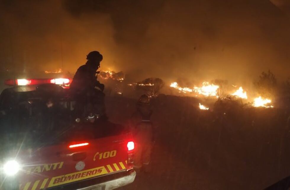 Imágenes impactantes del trabajo incansable de bomberos en Tanti