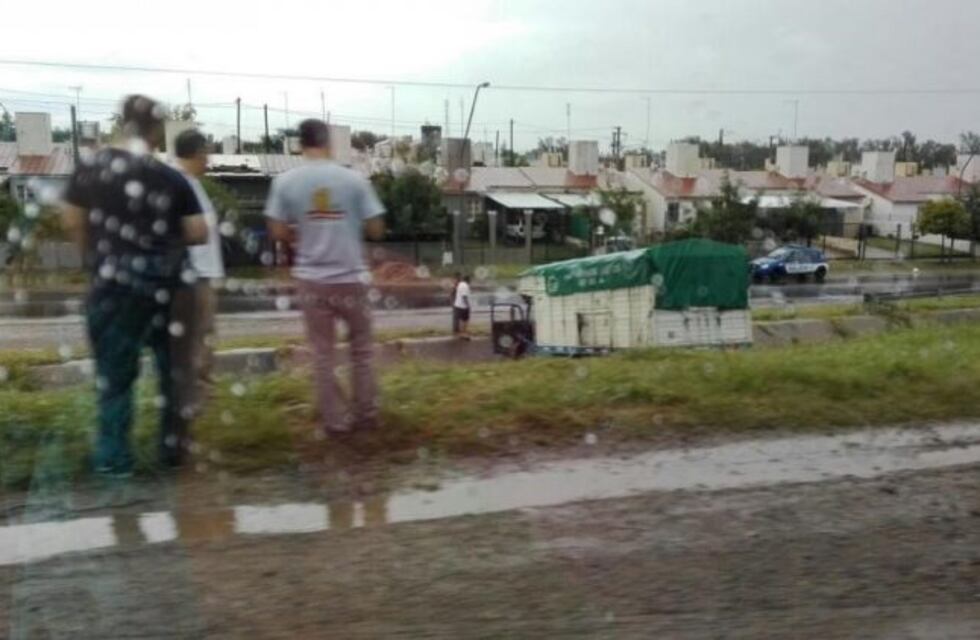 Lluvia brava: un camión cayó en el desagüe de Circunvalación