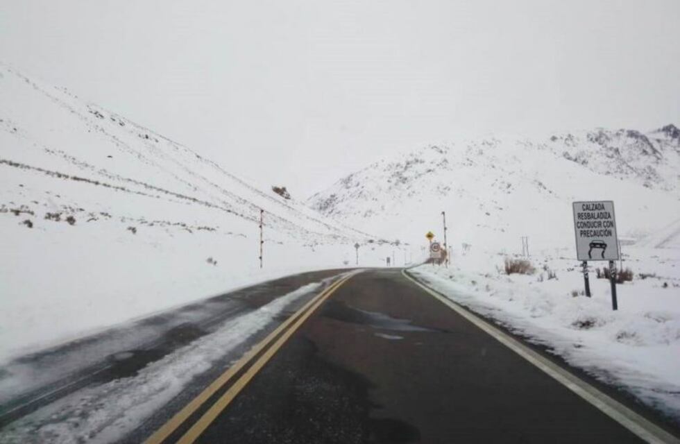 El frío y la nieve complican el tránsito en las rutas del sur mendocino