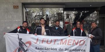 El jugador Luciano Bengolea, junto a Matías Delclux de Jfutmend Asociación\u002E
