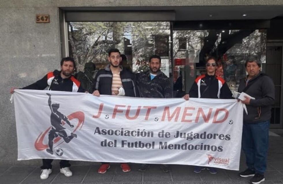 Jugadores se manifestaron frente a la Liga Mendocina de Fútbol