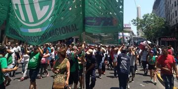 Los manifestantes marcharon desde el Obelisco\u002E