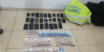 A los cuatro sospechosos detenidos se les secuestraron 25 celulares\u002E (Min\u002E Seguridad)