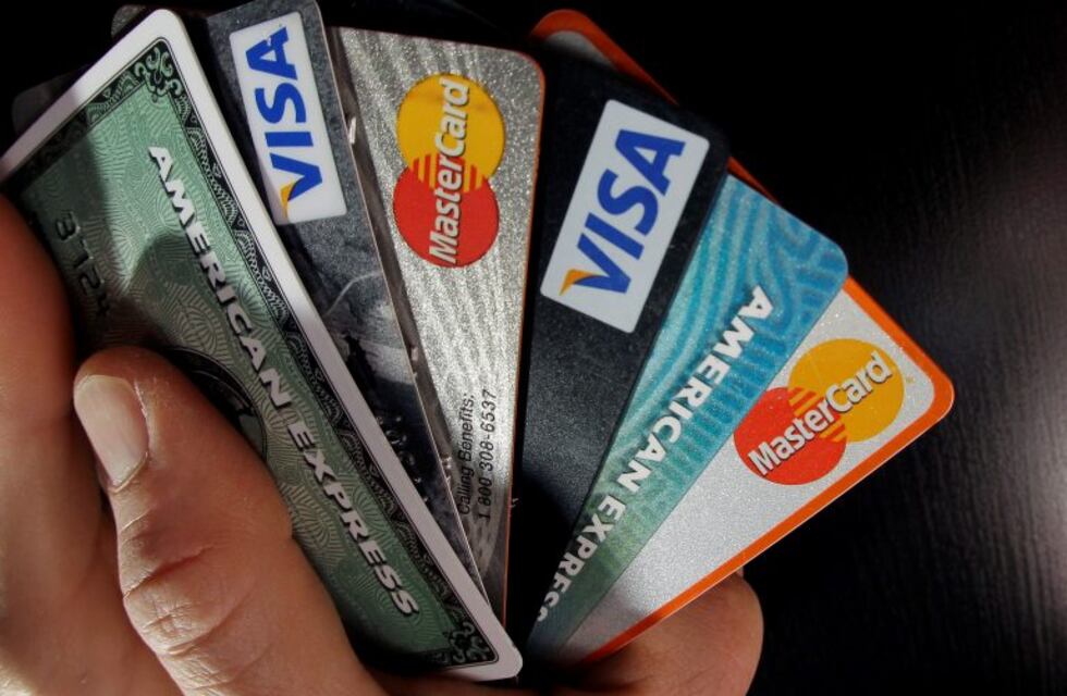 Atraparon a un hacker por estafar a una mujer con tarjetas de crédito