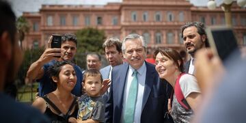 AME580\u002E BUENOS AIRES (ARGENTINA), 10/01/2020\u002E- El presidente de Argentina, Alberto Fernández (c), posa para fotos con varios ciudadanos que lo saludan durante un recorrido a pie desde la Casa Rosada, sede del Ejecutivo, hasta el Centro Cultural Kirchner este viernes, en Buenos Aires (Argentina)\u002E El peronista Alberto Fernández cumple este viernes un mes al frente de la Casa Rosada, un período breve pero de notorios giros en el rumbo económico de un país golpeado por la recesión, con un nuevo balance de fuerzas políticas y una realineada estrategia internacional\u002E EFE/ Juan Ignacio Roncoroni