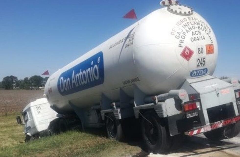 Automóvil y camión cisterna chocaron en la A012: hay un herido grave