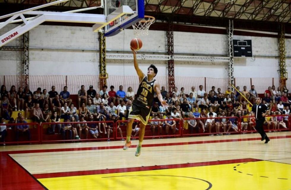 Básquetbol: Tirica festejó en Posadas y forzó un tercer partido ante Tokio