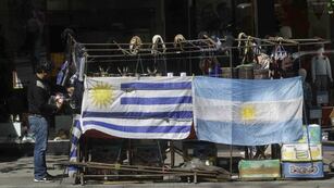 Banderas de Uruguay y Argentina\u002E