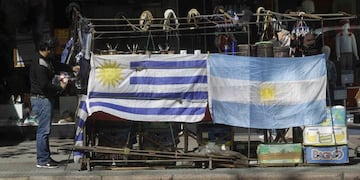 Banderas de Uruguay y Argentina\u002E