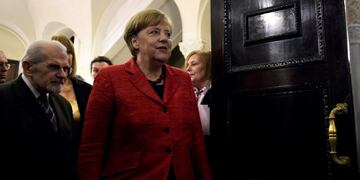 German Chancellor Angela Merkel (C) walks next to rabbi Simon Moguilevsky during a visit to the Templo Libertad synagogue in Buenos Aires, on June 8, 2017\u002E\nMerkel visits Argentina to discuss trade with President Mauricio Macri amid heavy security on a trip that will also take her to Mexico\u002E / AFP PHOTO / Juan Mabromata