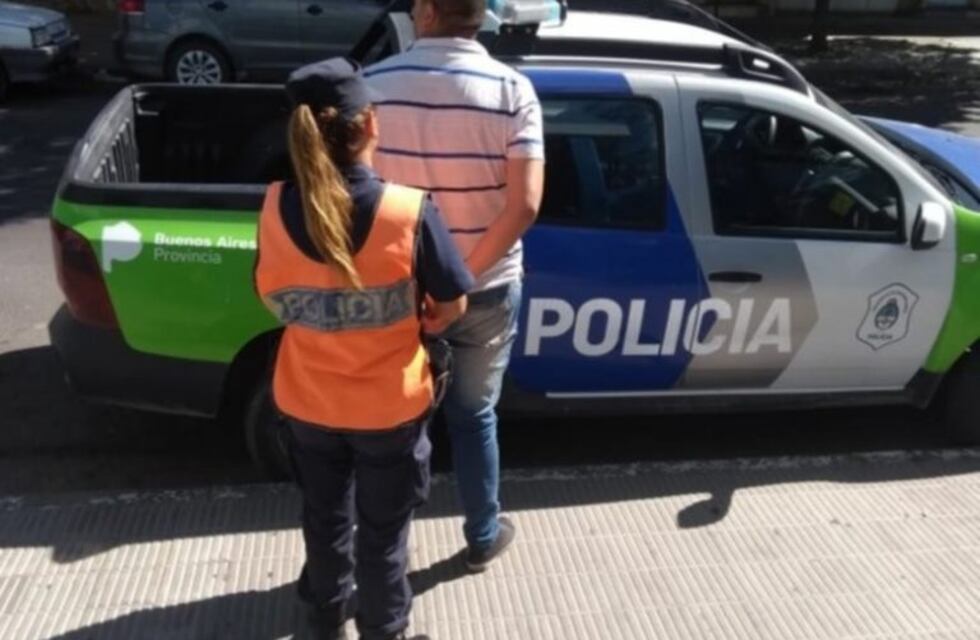 Se escapaba de la policía y fue detenido por tener armas, dinero y droga