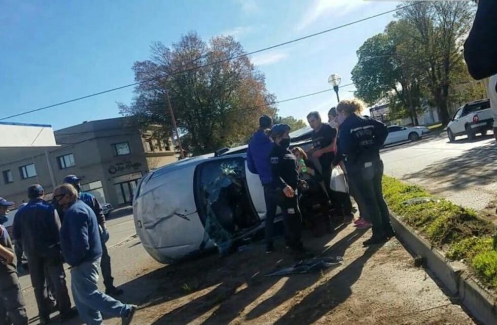 Impactante vuelco en Mitre y Rauch: internaron a la mujer que manejaba el vehículo