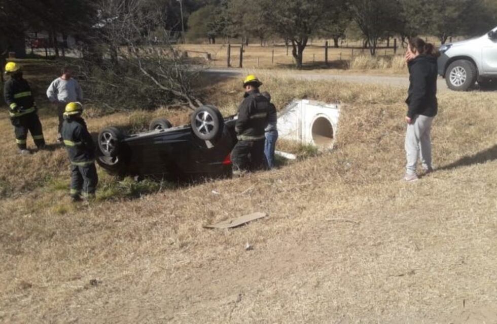 Arroyito: se produjo el tumbo de automóvil en la Ruta Provincial E-52
