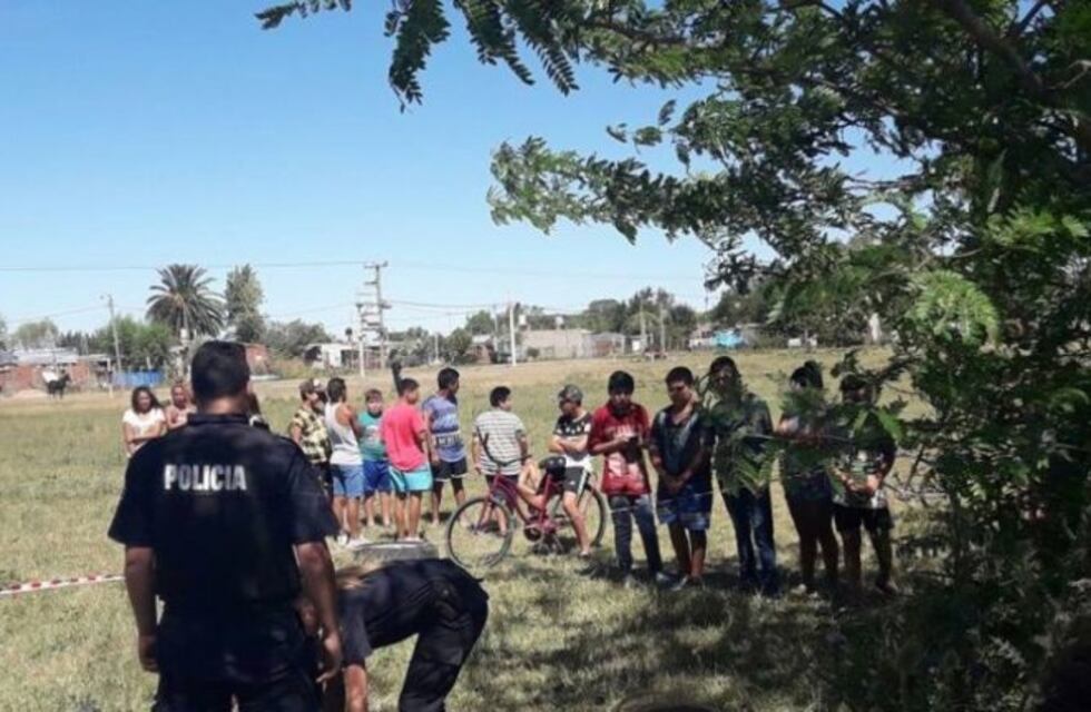 Indignante: arrojan el cadáver de un bebé desde un auto