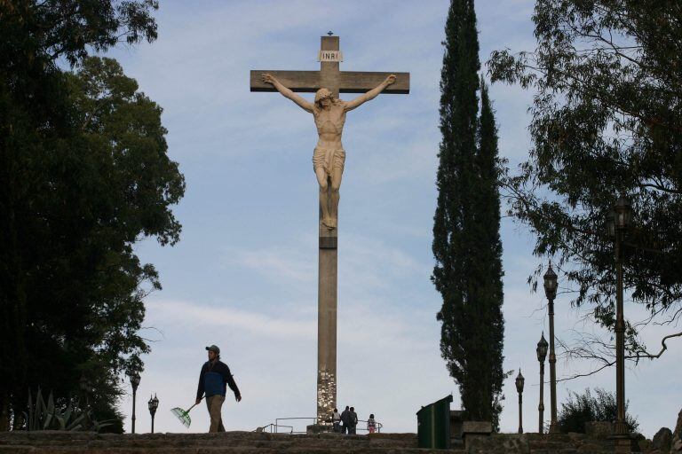 preparativos para la ceremonia via crucis Argentina Holy Week - A worker walks past a Christ after cleaning the area of  El Calvario mount in Tandil, some 300 kms south of Buenos Aires, in preparations for Holy Week, Thursday, April 9, 2009. (AP Photo/Pablo Aneli) tandil  cruz de cristo en el calvario semana santa festejos de pascua pascuas religion catolica festejos catolicos