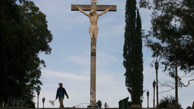 Preparativos para la ceremonia Vía Crucis Argentina Holy Week - A worker walks past a Christ after cleaning the area of  El Calvario mount in Tandil, some 300 kms south of Buenos Aires, in preparations for Holy Week, Thursday, April 9, 2009. (AP Photo/Pablo Aneli) tandil  cruz de cristo en el calvario semana santa festejos de pascua pascuas religion catolica festejos catolicos