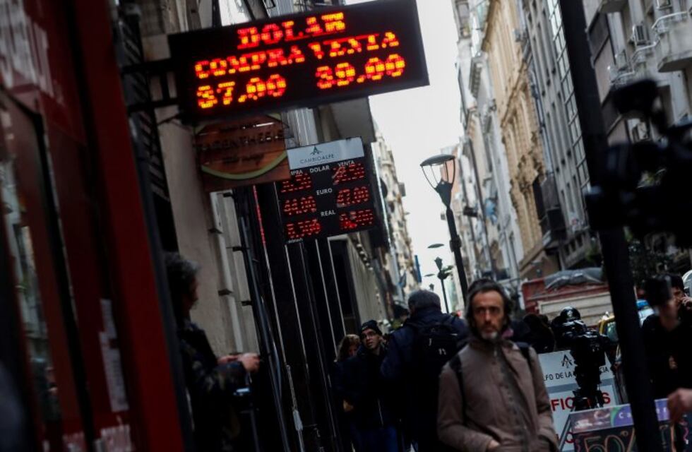 Sin intervención oficial, el dólar terminó por arriba de los $39