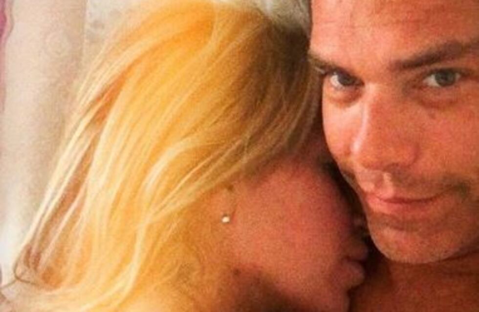 Flor Peña compartió su domingo de mimos en la cama con Ramiro Ponce de León