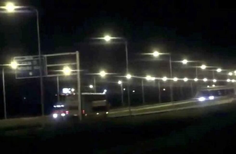 Una mujer perdió la vida tras colisionar la traffic en la que viajaba con un camión