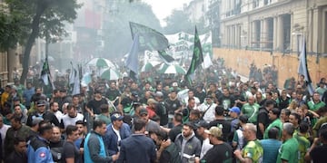 Marchan en Córdoba contra el tarifazo\u002E