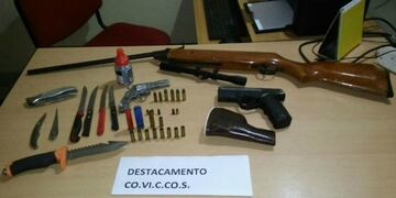 Rifles, revólveres y a navajas, entre las armas secuestradas por la policía\u002E