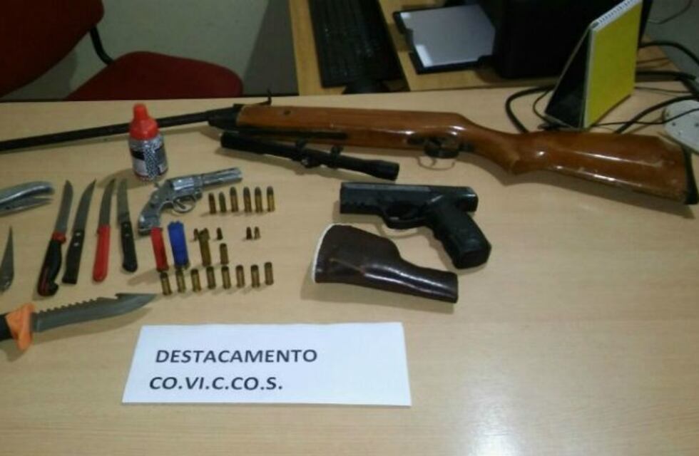 Buscaban a un joven por violencia de género y encontraron un arsenal en su casa