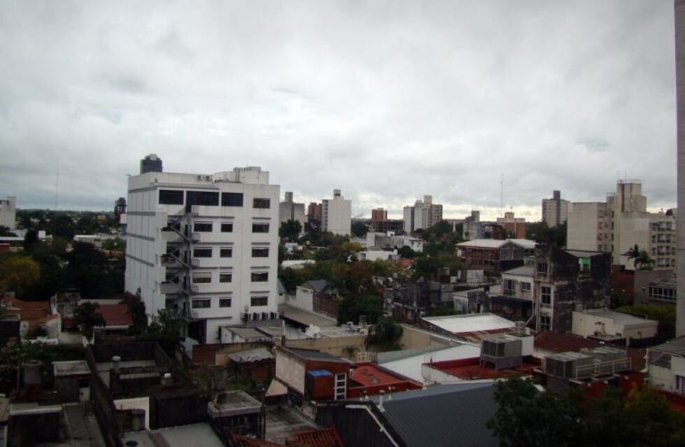 Sábado con cielo cubierto y altas temperaturas