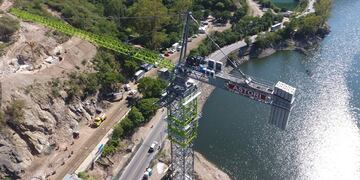 La impresionante grúa sobre el Lago San Roque\u002E