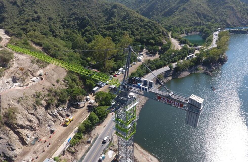 Únicas en Sudamérica: grúas enormes para construir un puente sobre el Lago San Roque