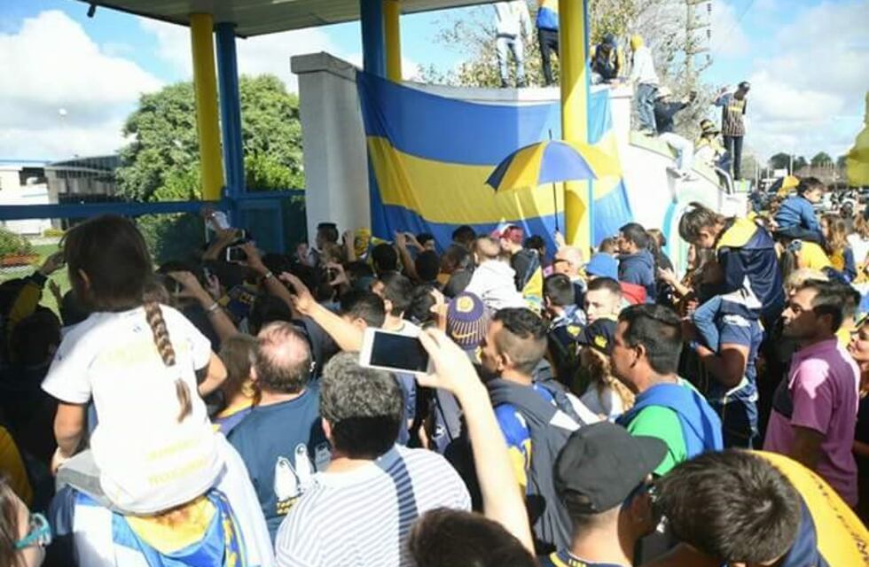 La hinchada canalla le dio su apoyo al equipo en Arroyo Seco