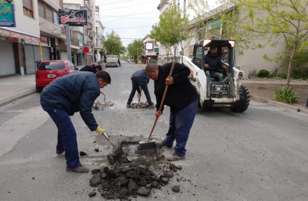 Personal de bacheo trabaja en Colón del 100 al 400