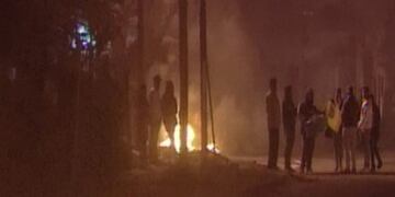 DYN61, BUENOS AIRES 18/07/2017, UN POLICu00cdA MATu00d3 A UN ADOLESCENTE DE 14 Au00d1OS E HIRIu00d3 A OTROS DOS AMIGOS -TAMBIu00c9N MENORES DE EDAD- PORQUE, SEGu00daN DECLARu00d3, HABRu00cdAN INTENTADO ROBARLE EL AUTO EN LAS u00daLTIMAS HORAS CUANDO REGRESABA A SU CASA CON SU PAREJA EN LA LOCALIDAD BONAERENSE DE BILLINGHURST, PARTIDO DE SAN MARTu00cdN\u002E\n EN HORAS DE LA TARDE Y LA NOCHE DE ESTE MARTES HUBO UNA MANIFESTACIu00d3N DE PROTESTA DE VECINOS FRENTE A LA COMISARu00cdA Y LA CASA DE UNA EX NOVIA DEL POLICu00cdA\u002EFOTO:DYN/CAPTURA DE TV\u002E