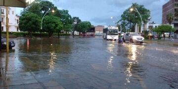 Las calles comienzan a anegarse en Santiago por las lluvias que vienen cayendo\u002E