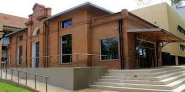 Biblioteca Clotilde González de Fernández emplazada junto al Museo Aníbal Cambas de la Ciudad de Posadas\u002E