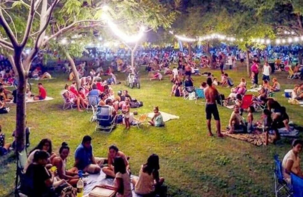 Prepará la lonita, el mate y la comida para el primer picnic nocturno del año