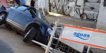 Taxista terminó adentro de un enorme pozo de Assa