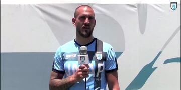 Ahora en Chile y con otra camiseta celeste (la del Iquique), el Pela no olvida a Belgrano\u002E