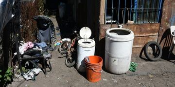 La menor quedó tendida sobre el pasillo junto a la vivienda tras el shock\u002E (Juan José García)