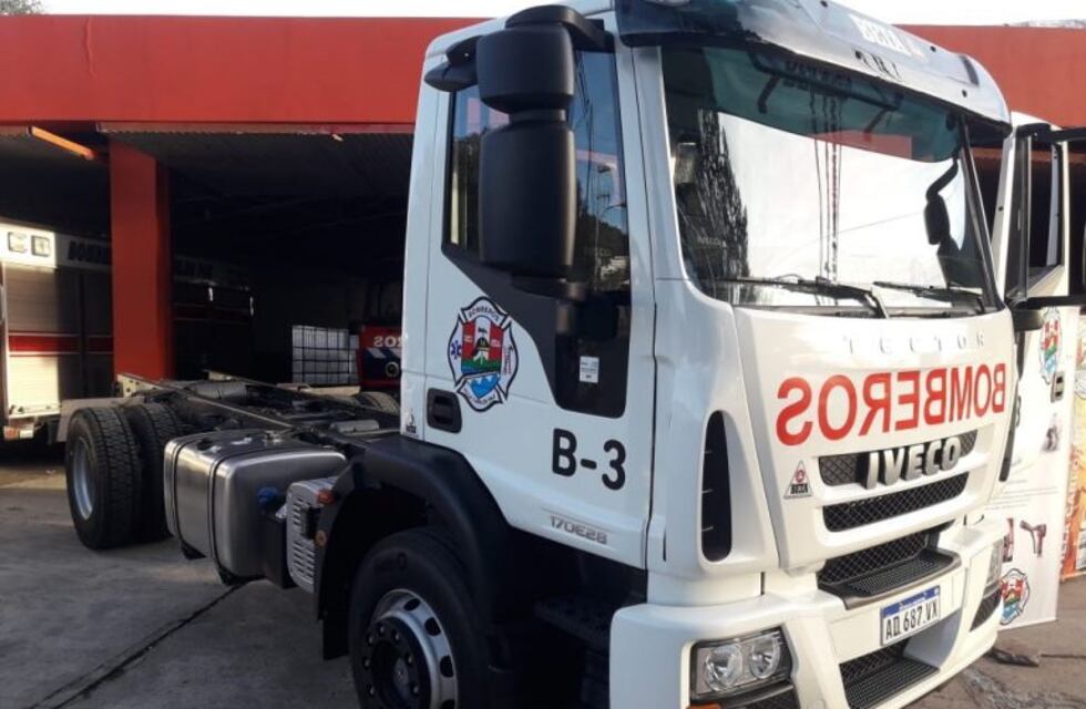 Bomberos combaten un incendio en la Variante Costa Azul