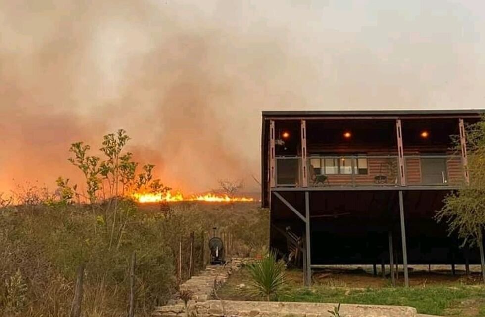 Un voraz incendió afectó 400 hectáreas en un cerro salteño